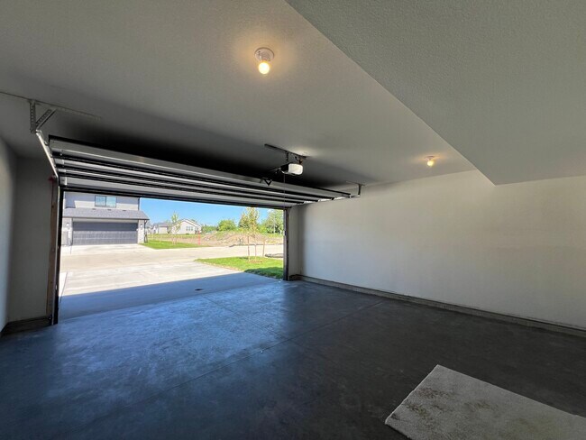 Building Photo - 601 Hart Ln