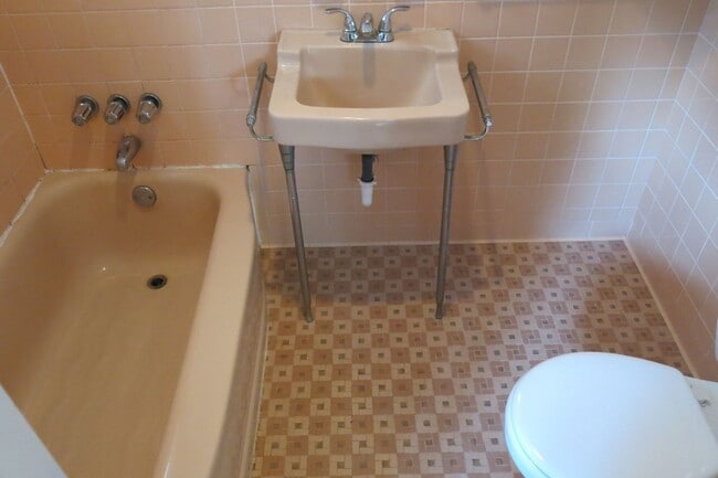 Building Photo - Available May 1, 2026.  Lease will End April 28, 2027