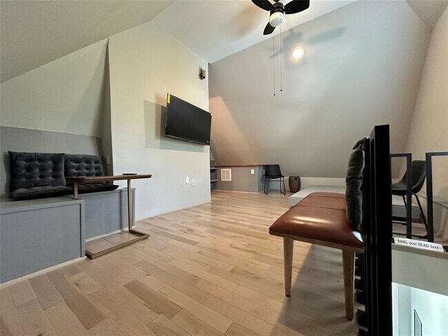 Building Photo - 914 E 39th St