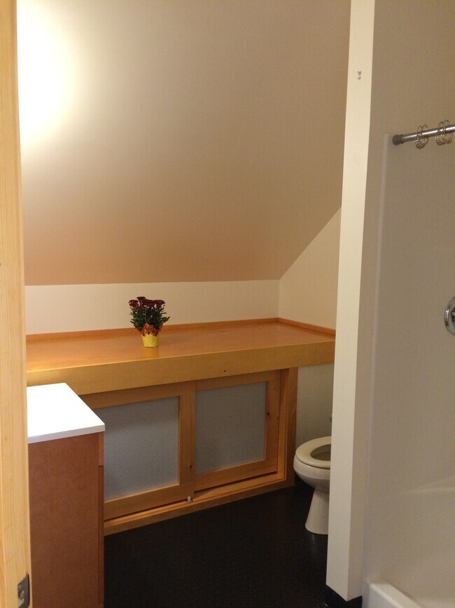 Bath - 131 Lakeside Dr