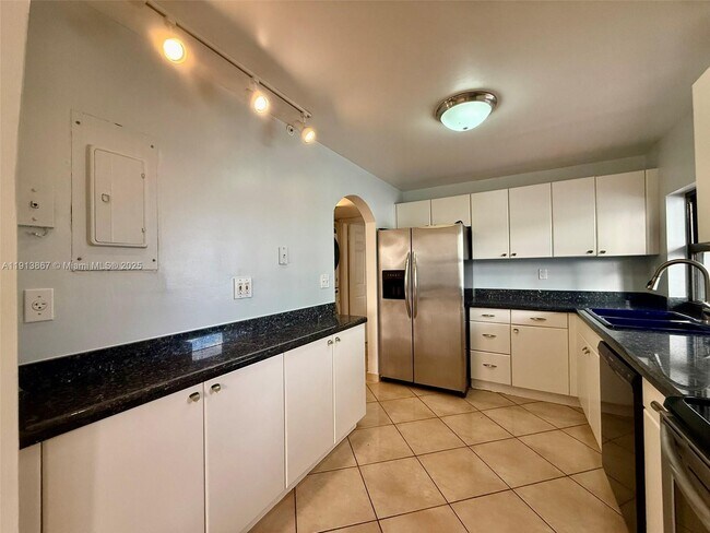 Building Photo - 555 NE 30th St