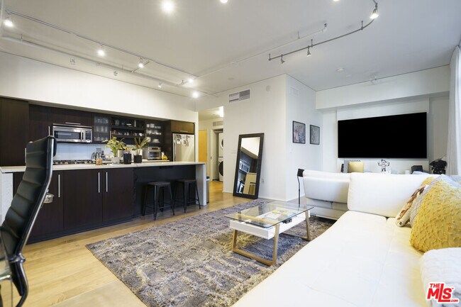 Building Photo - 1100 S Hope St