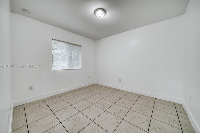Building Photo - 14708 NE 7th Ave
