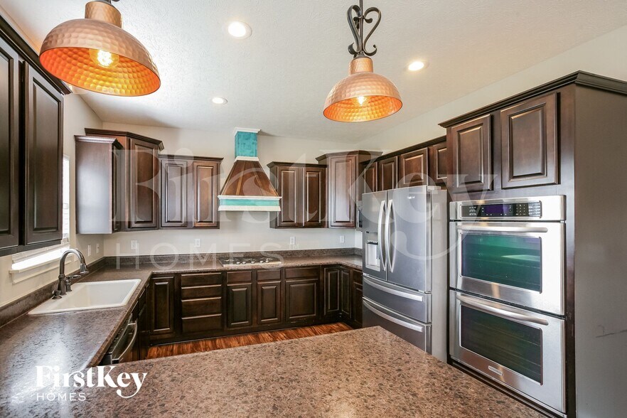 Building Photo - 2135 Woodfield Dr