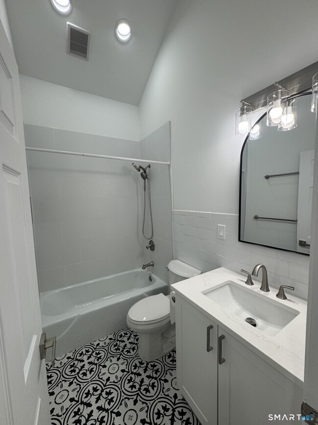 Building Photo - 4 Earls Ct