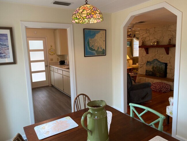 Building Photo - Nokomis Beachy Bungalow (Off Season)