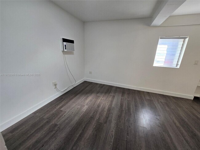 Building Photo - 1629 SW 6th St