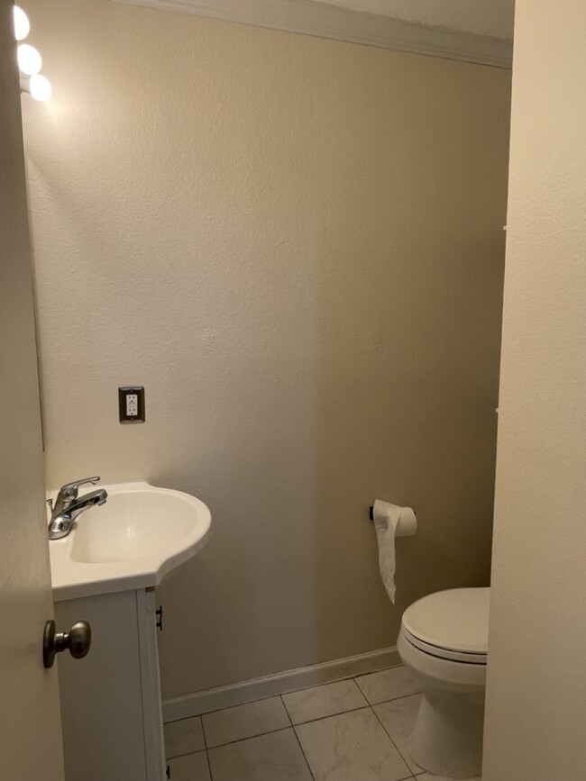 1st floor bathroom - 300 Southridge Pl