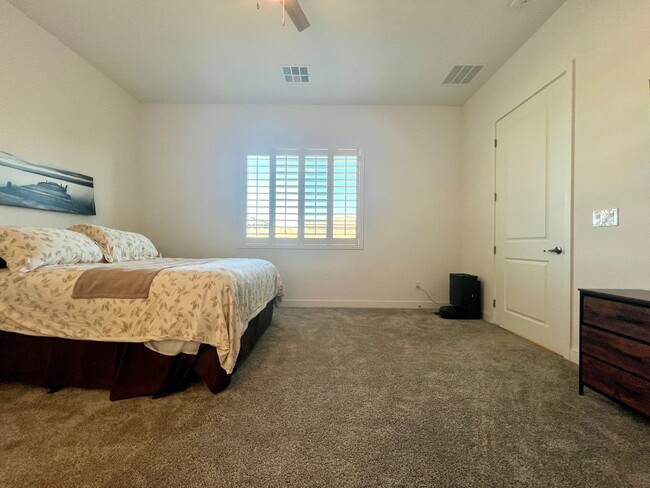 Building Photo - Immaculate 3 Bedroom Furnished Smart Home ...