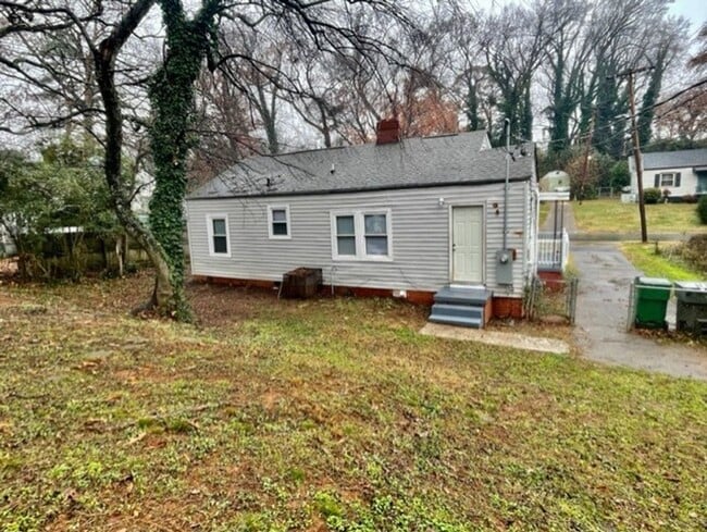 Building Photo - Come take a look at this cozy 3 Bedroom 1 Bath Home. It's Located in Revolution Park Neighborhood