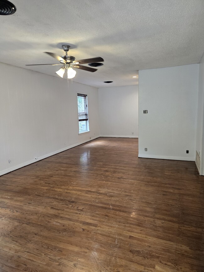 Building Photo - 1620 Oakwood St
