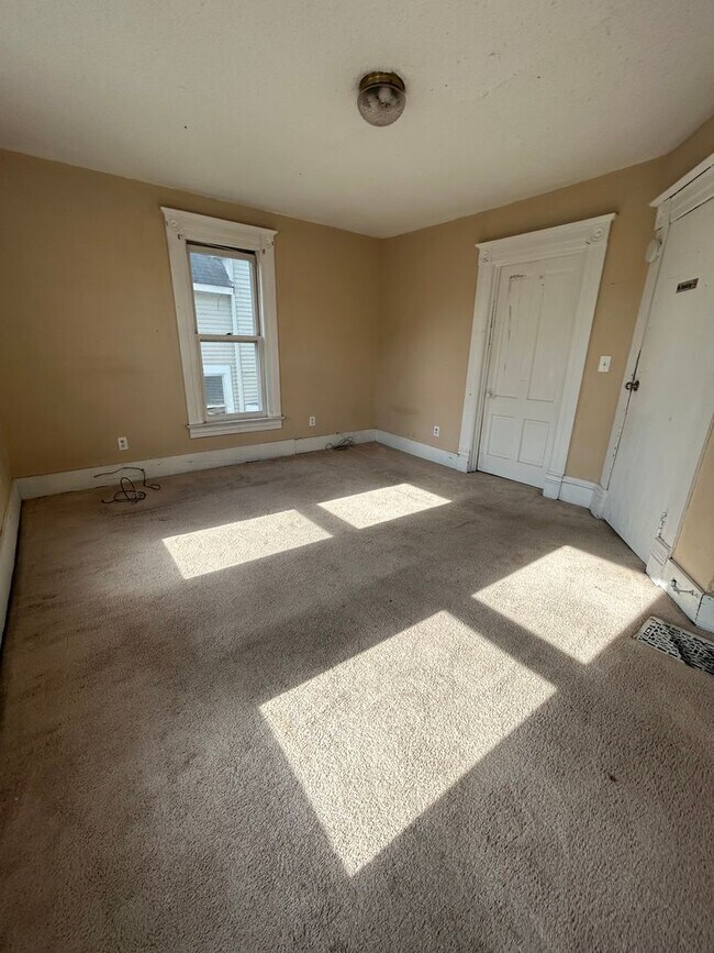 Building Photo - Large Five Bedroom House