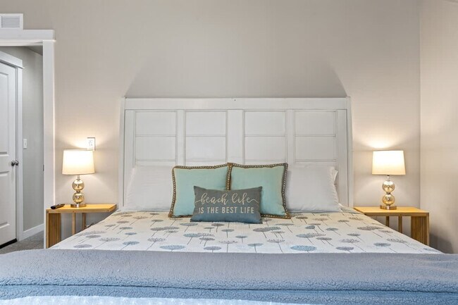 Building Photo - 16730 Suffolk Ave