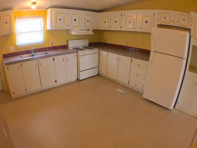 Building Photo - East El Paso 3 bed Refrig A/C