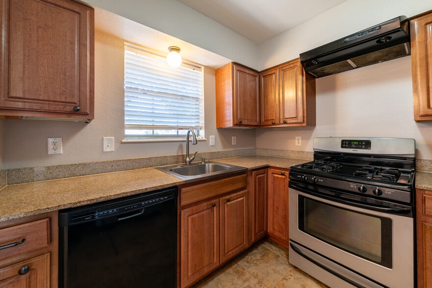 Building Photo - 2709 Forest Grove Dr
