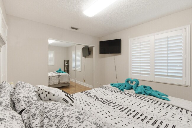 Building Photo - 1905 Meadow Ct