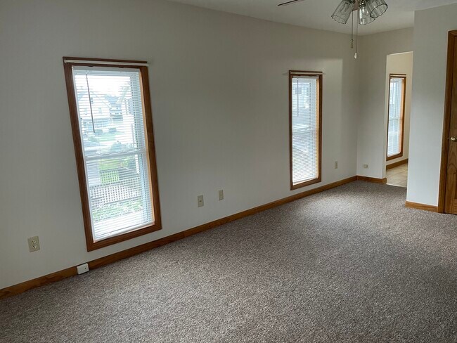 Building Photo - 353 Monroe St