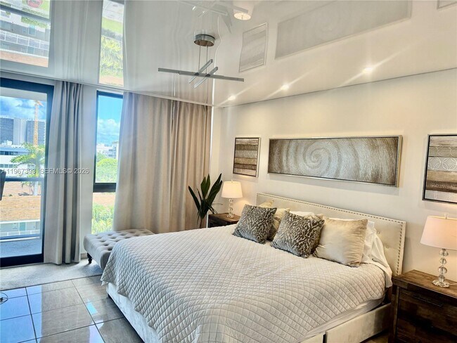 Building Photo - 9800 W Bay Harbor Dr