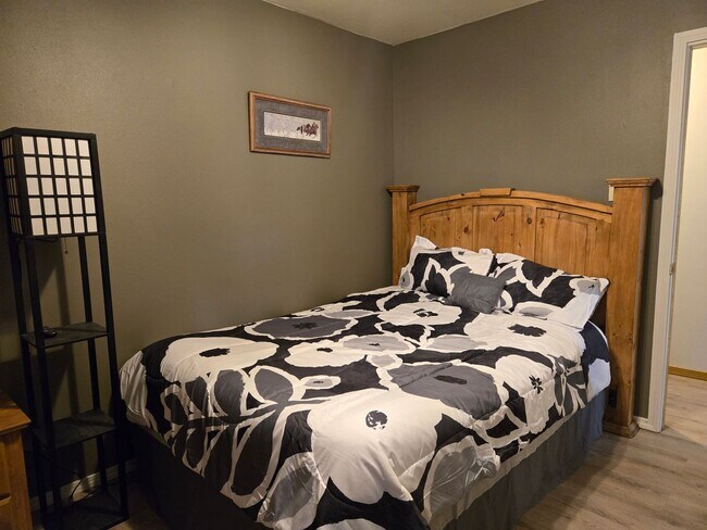 Building Photo - Furnished Four Bedroom Home With Sierra Bl...