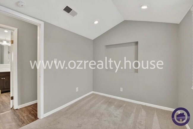 Building Photo - 307 Venice Dr