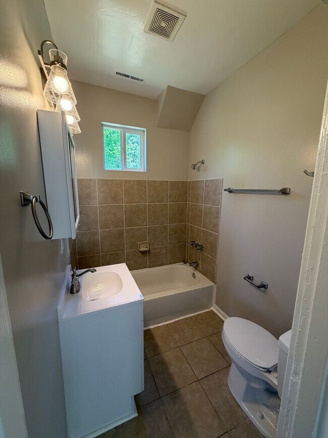 Building Photo - Charming 4bdrm/1.5bth Home Located in Richmond's North Highland Park w/Balcony!!