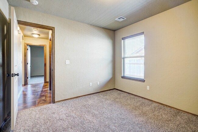 Building Photo - 1713 Pinewood Dr