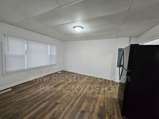 Building Photo - 109 E Eichel Ave