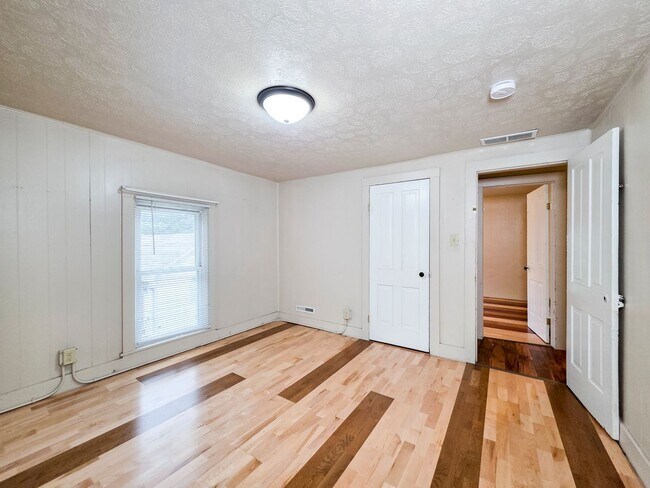 Building Photo - 1208 Koenigstein Ave