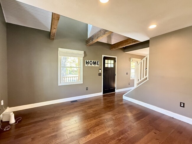 Building Photo - 718 Indianola Ave