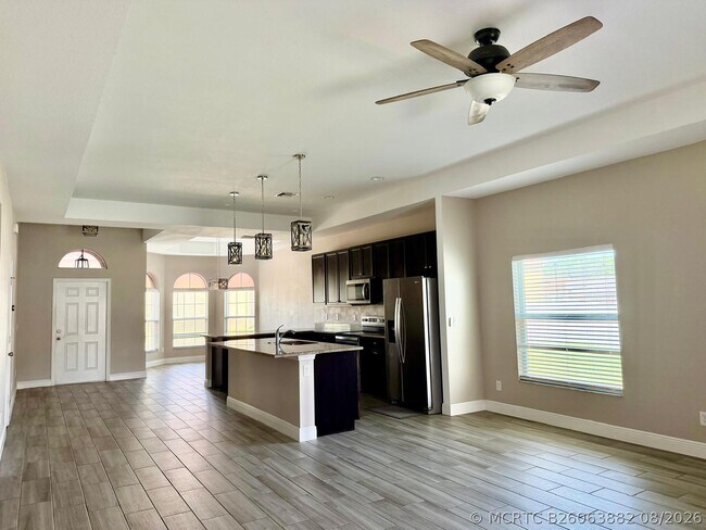 Building Photo - 340 Palm Breezes Dr