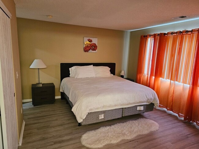 Building Photo - Charming House - Backs To Open Space - Ava...