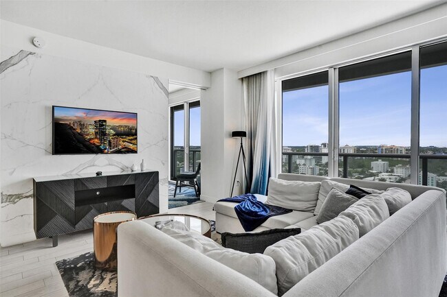 Building Photo - 3101 Bayshore Dr