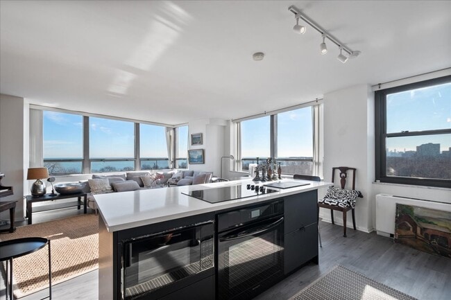 Building Photo - 5701 N Sheridan Rd