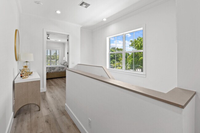 Building Photo - 4650 SE Manatee Way