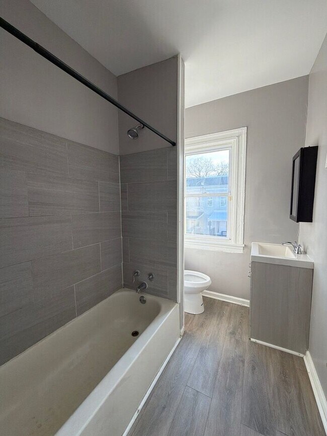 Building Photo - 2 Bedrooms Plus den Home