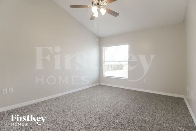 Building Photo - 2800 Fifer Dr