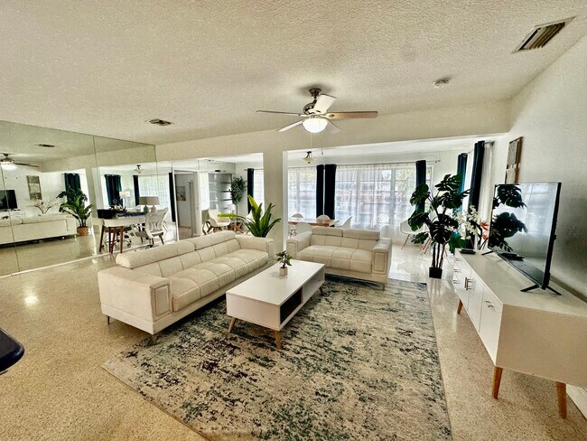 Building Photo - 2901 NW 9th Ter