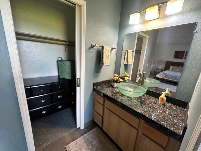 Building Photo - Argay Terrace Day Ranch with Views!