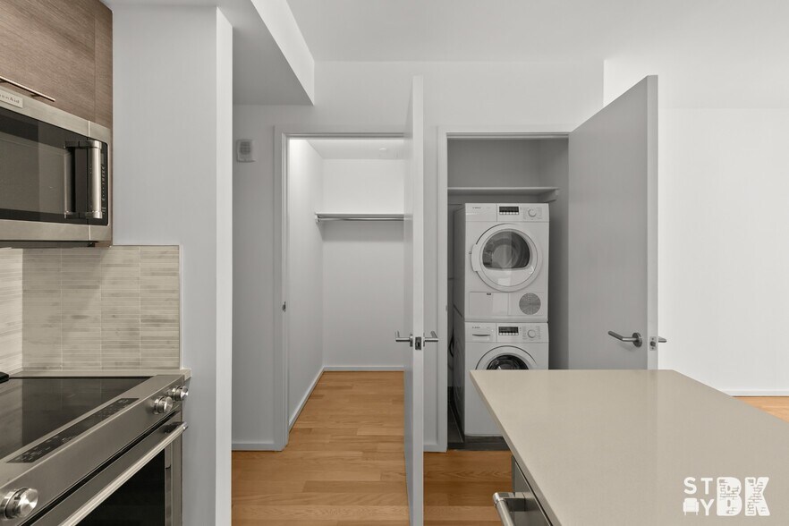 Building Photo - 172 Montague St