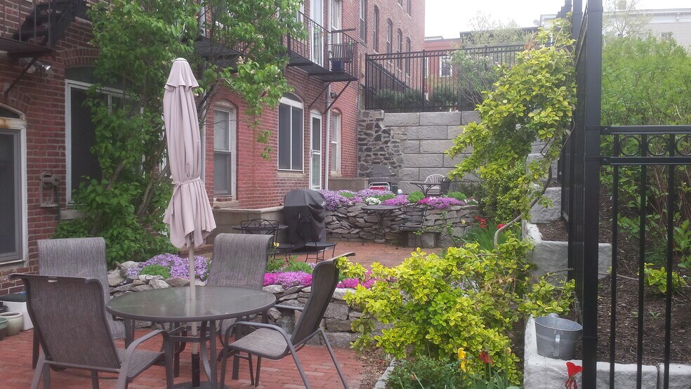 Building Photo - 67 Baldwin St