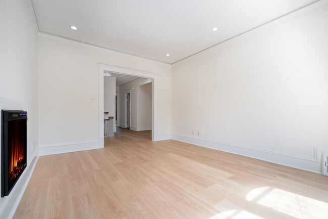 Building Photo - TOTAL REMODEL HUGE 3BR/3BA 1700sf w Garage...