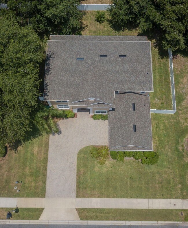 Building Photo - BEAUTIFUL 5 Bedroom/4 Bath Home Located in...