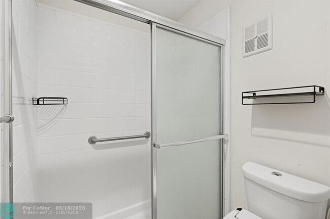 Building Photo - 2960 Riverside Dr