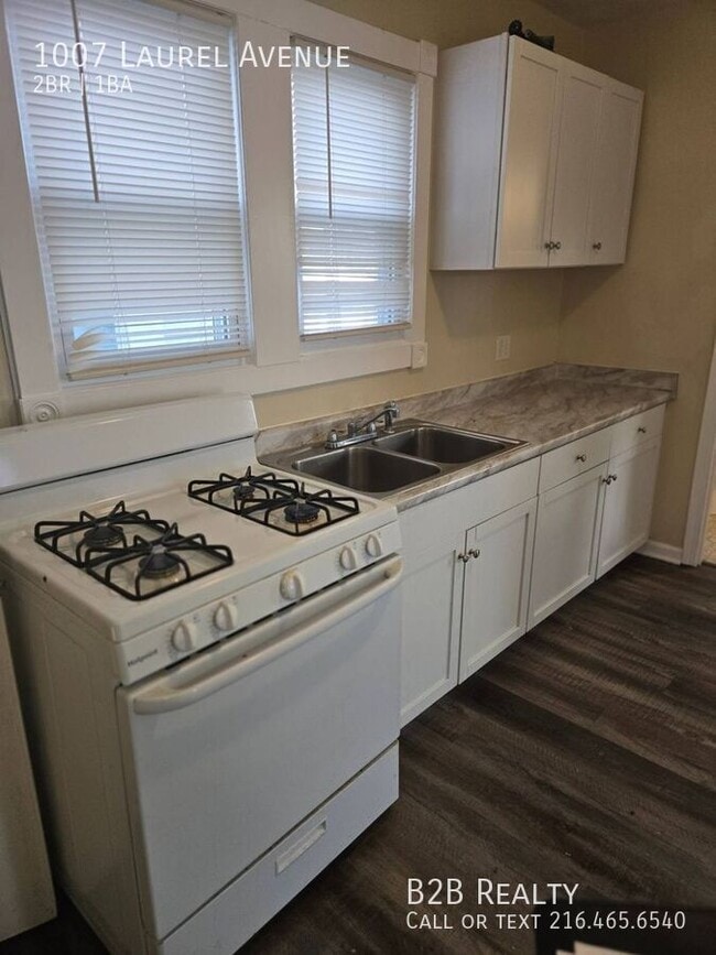 Building Photo - 1007 Laurel Ave