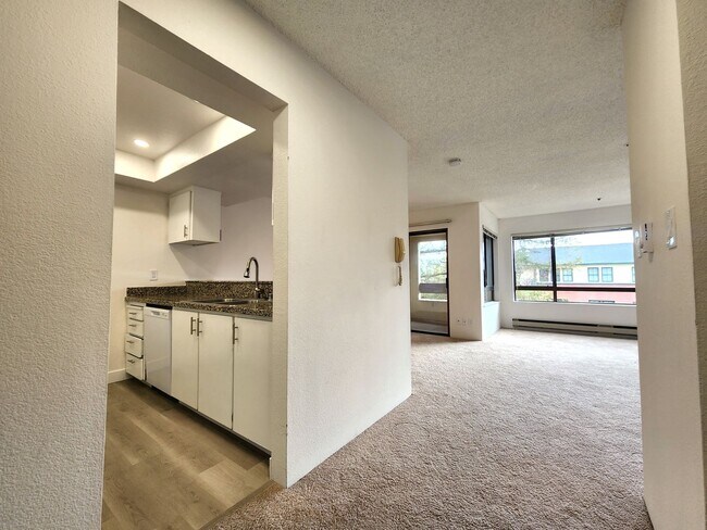 Building Photo - Tranquil Living in a Palo Alto Gem: 1-Bedroom Condo on the Third Floor with In Unit Laundry