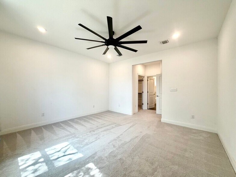 Building Photo - 125 Slenderleaf Dr