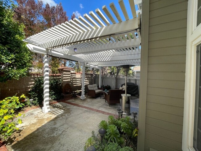 Building Photo - Updated 3BD/2.5BA 2-Story Townhouse in Pri...