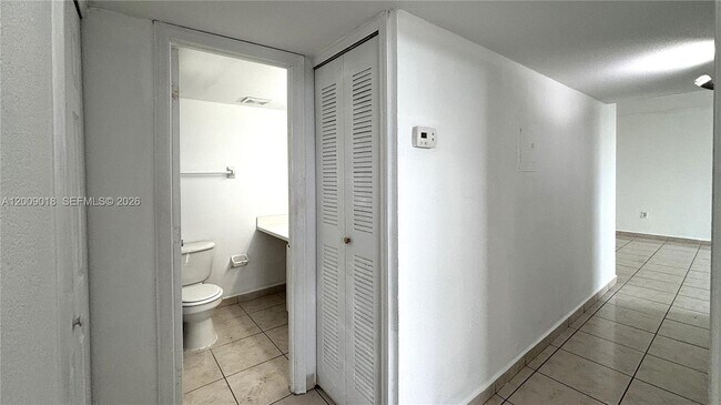 Building Photo - 666 W 81st St