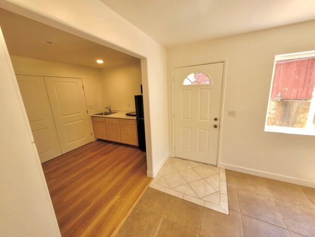 Building Photo - 1550 Encino Dr