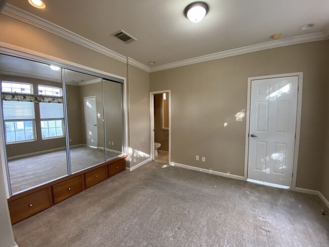 Building Photo - 47 Freedom Dr